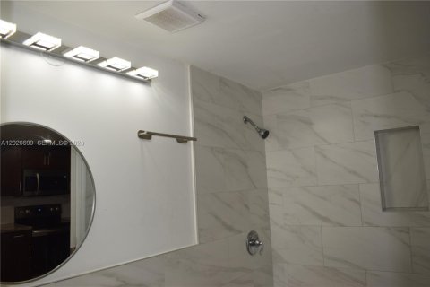 Condo in Miami, Florida, 1 bedroom  № 2077396 - photo 11