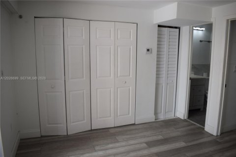 Condo in Miami, Florida, 1 bedroom  № 2077396 - photo 4
