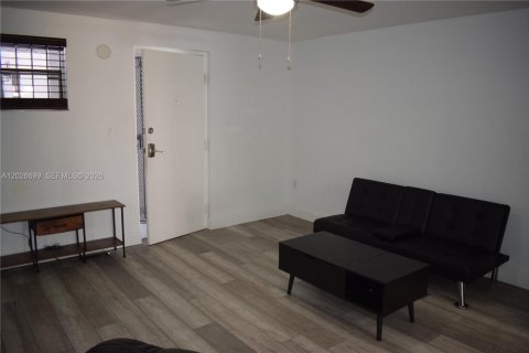 Condo in Miami, Florida, 1 bedroom  № 2077396 - photo 18