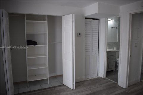 Condo in Miami, Florida, 1 bedroom  № 2077396 - photo 9