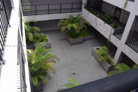Condo in Miami, Florida, 1 bedroom  № 2077396 - photo 19