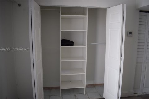 Condo in Miami, Florida, 1 bedroom  № 2077396 - photo 8