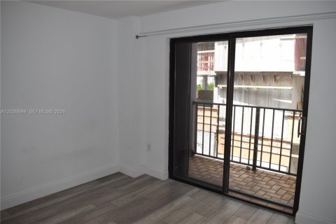 Condo in Miami, Florida, 1 bedroom  № 2077396 - photo 7