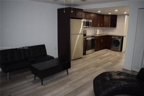 Condo in Miami, Florida, 1 bedroom  № 2077396 - photo 17