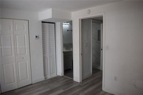Condo in Miami, Florida, 1 bedroom  № 2077396 - photo 6