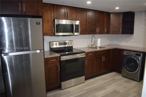 Condo in Miami, Florida, 1 bedroom  № 2077396 - photo 2