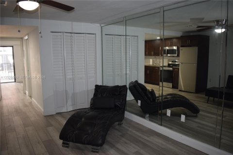 Condo in Miami, Florida, 1 bedroom  № 2077396 - photo 14