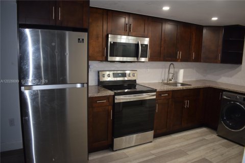 Condo in Miami, Florida, 1 bedroom  № 2077396 - photo 3