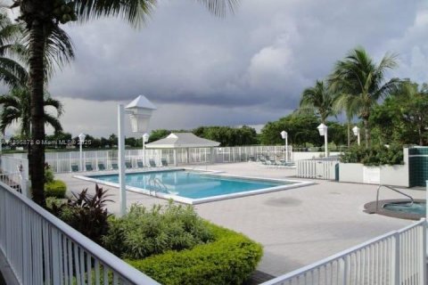 Снять в аренду таунхаус в Майами, Флорида 2 спальни, 111.48м2, № 1949544 - фото 19