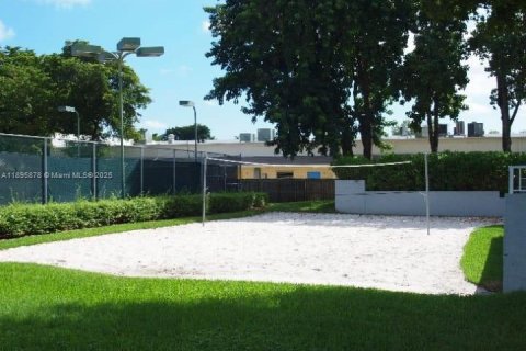 Снять в аренду таунхаус в Майами, Флорида 2 спальни, 111.48м2, № 1949544 - фото 14
