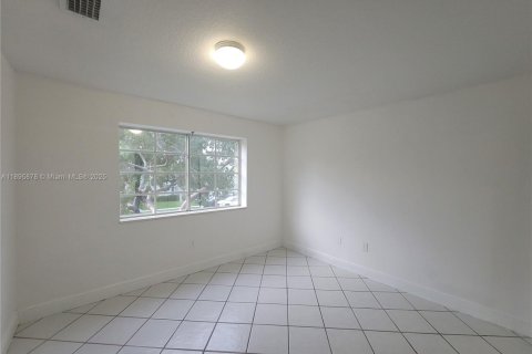 Снять в аренду таунхаус в Майами, Флорида 2 спальни, 111.48м2, № 1949544 - фото 7