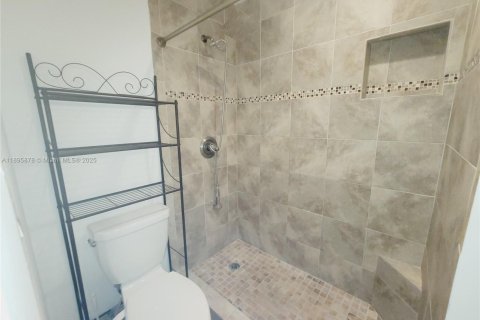 Снять в аренду таунхаус в Майами, Флорида 2 спальни, 111.48м2, № 1949544 - фото 5