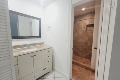 Снять в аренду таунхаус в Майами, Флорида 2 спальни, 111.48м2, № 1949544 - фото 4