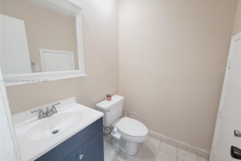 Снять в аренду таунхаус в Майами, Флорида 2 спальни, 111.48м2, № 1949544 - фото 6