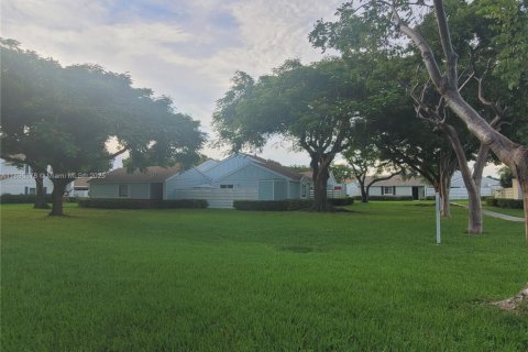 Снять в аренду таунхаус в Майами, Флорида 2 спальни, 111.48м2, № 1949544 - фото 2