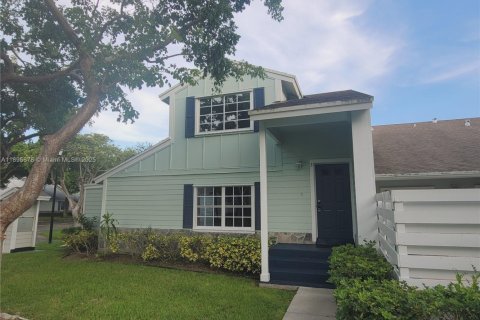 Снять в аренду таунхаус в Майами, Флорида 2 спальни, 111.48м2, № 1949544 - фото 1