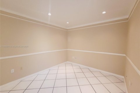 Снять в аренду таунхаус в Майами, Флорида 2 спальни, 111.48м2, № 1949544 - фото 11