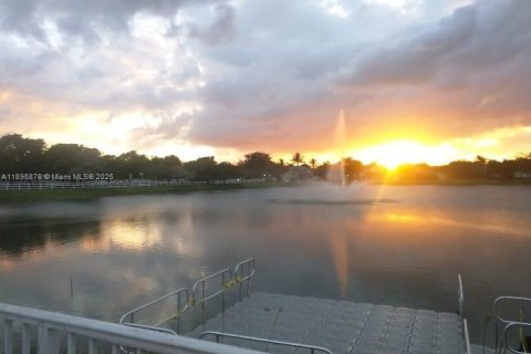 Снять в аренду таунхаус в Майами, Флорида 2 спальни, 111.48м2, № 1949544 - фото 16