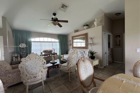House in Cape Coral, Florida 3 bedrooms № 1845912 - photo 11