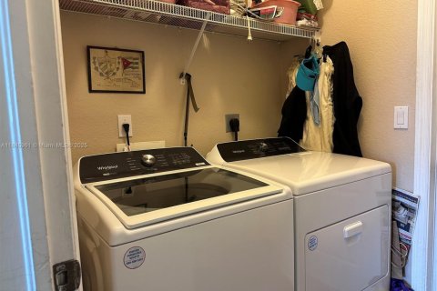 House in Cape Coral, Florida 3 bedrooms № 1845912 - photo 10