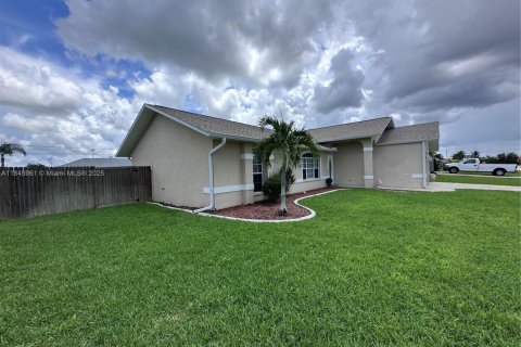 House in Cape Coral, Florida 3 bedrooms № 1845912 - photo 5