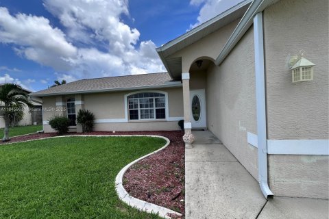 House in Cape Coral, Florida 3 bedrooms № 1845912 - photo 3
