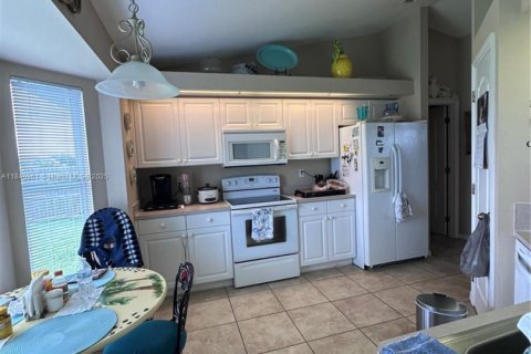 House in Cape Coral, Florida 3 bedrooms № 1845912 - photo 15