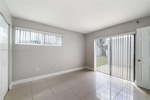 Townhouse in Miami, Florida 3 bedrooms, 105.91 sq.m. № 2067699 - photo 12