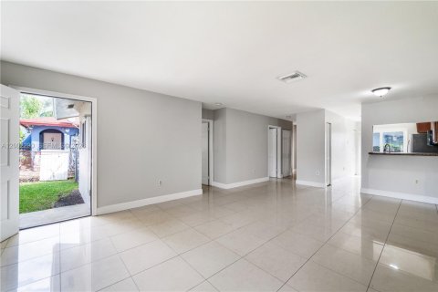 Townhouse in Miami, Florida 3 bedrooms, 105.91 sq.m. № 2067699 - photo 10