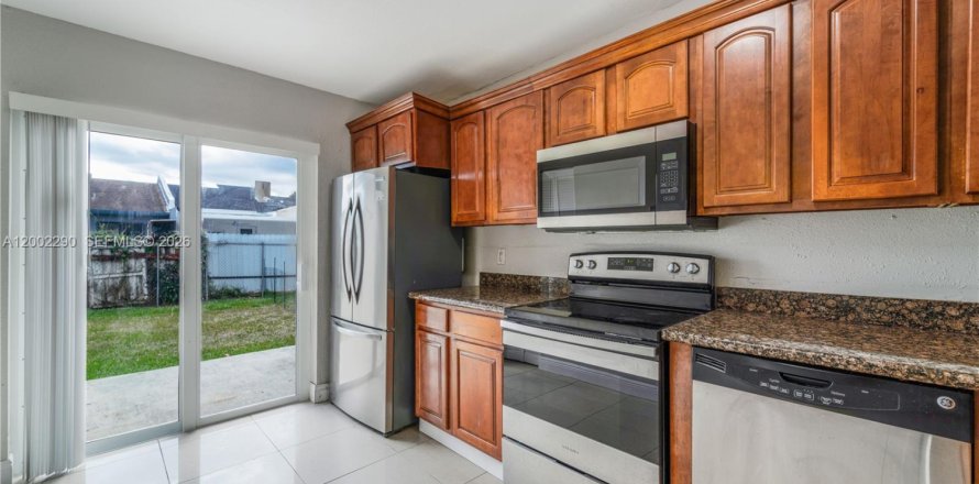 Townhouse in Miami, Florida 3 bedrooms, 105.91 sq.m. № 2067699