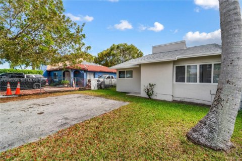 Townhouse in Miami, Florida 3 bedrooms, 105.91 sq.m. № 2067699 - photo 23