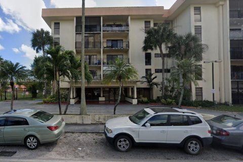 Condo in Miami, Florida, 2 bedrooms  № 1818778 - photo 1