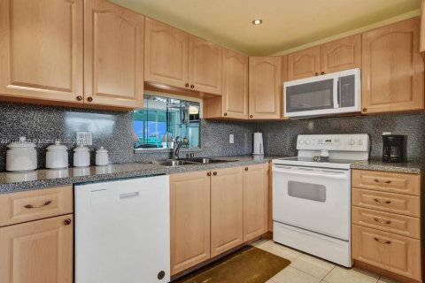 Condo in Dania Beach, Florida, 2 bedrooms  № 1746222 - photo 4