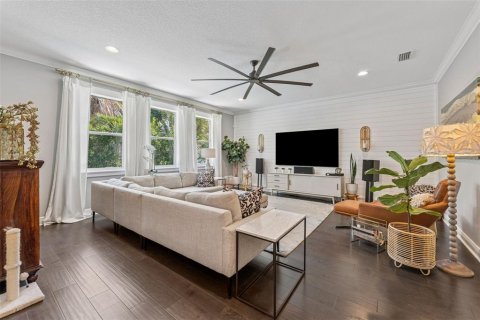 House in Tampa, Florida 5 bedrooms, 314.57 sq.m. № 1828588 - photo 18
