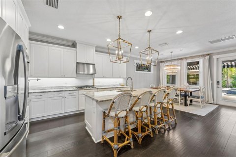 House in Tampa, Florida 5 bedrooms, 314.57 sq.m. № 1828588 - photo 8