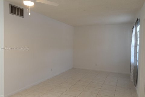 Condo in Dania Beach, Florida, 1 bedroom  № 1862219 - photo 15