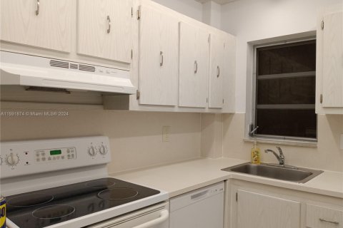 Condo in Dania Beach, Florida, 1 bedroom  № 1862219 - photo 2