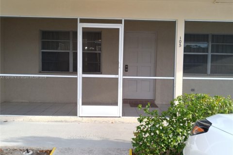 Condo in Dania Beach, Florida, 1 bedroom  № 1862219 - photo 7