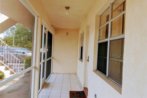 Condo in Dania Beach, Florida, 1 bedroom  № 1862219 - photo 1