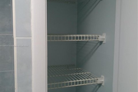 Condo in Dania Beach, Florida, 1 bedroom  № 1862219 - photo 13