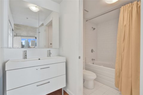 Condo in Miami, Florida, 1 bedroom  № 2040867 - photo 10