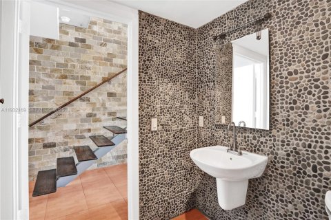 Condo in Miami, Florida, 1 bedroom  № 2040867 - photo 6