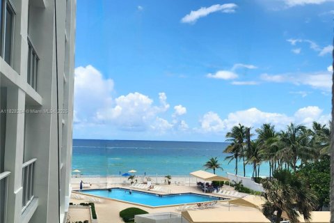 Condominio en alquiler en Hollywood, Florida, 2 dormitorios, 103.12 m2 № 2022434 - foto 13