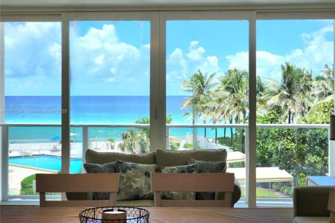 Condominio en alquiler en Hollywood, Florida, 2 dormitorios, 103.12 m2 № 2022434 - foto 2