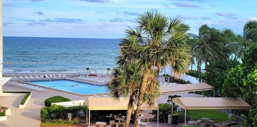 Condominio en Hollywood, Florida, 2 dormitorios  № 2022434