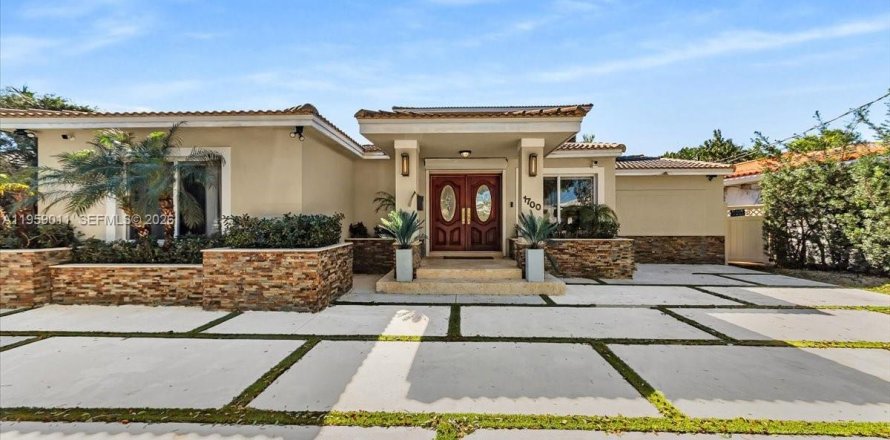 Дом в Майами-Бич, Флорида 5 спален, 346.06м2 № 2020342