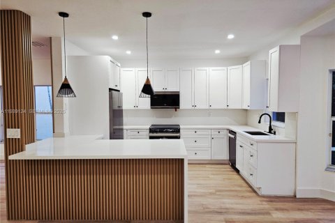 House in Pembroke Pines, Florida 5 bedrooms, 264.31 sq.m. № 2003411 - photo 13