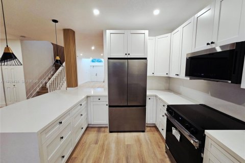 House in Pembroke Pines, Florida 5 bedrooms, 264.31 sq.m. № 2003411 - photo 14