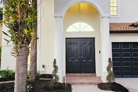 House in Pembroke Pines, Florida 5 bedrooms, 264.31 sq.m. № 2003411 - photo 3