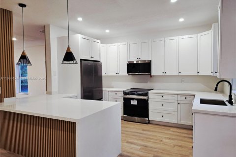 House in Pembroke Pines, Florida 5 bedrooms, 264.31 sq.m. № 2003411 - photo 19